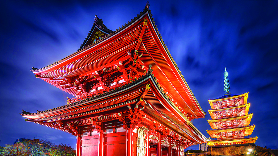 Temple japonais rouge sous un ciel bleu
