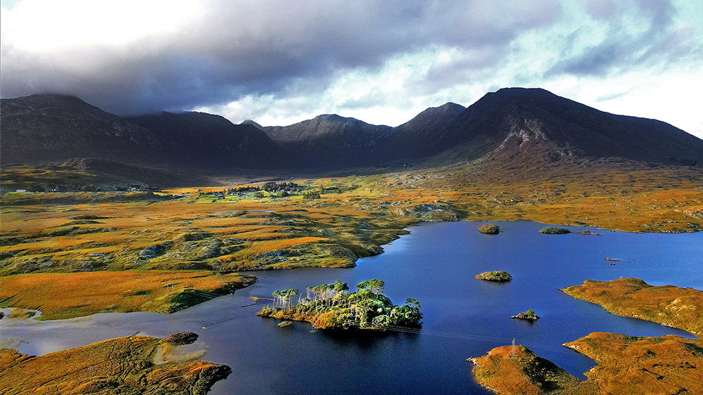 Paysage sauvage d’Irlande entre montagnes et lacs